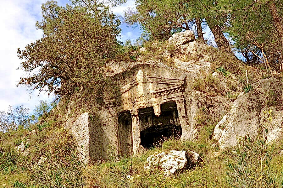 Daedala Kaya Mezarları’nı görün