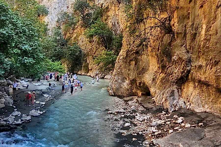 Saklıkent Kanyonu’nun buz gibi sularında yürüyün