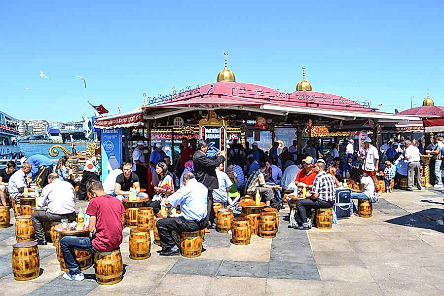 Eminönü'nde balık ekmek yiyin!